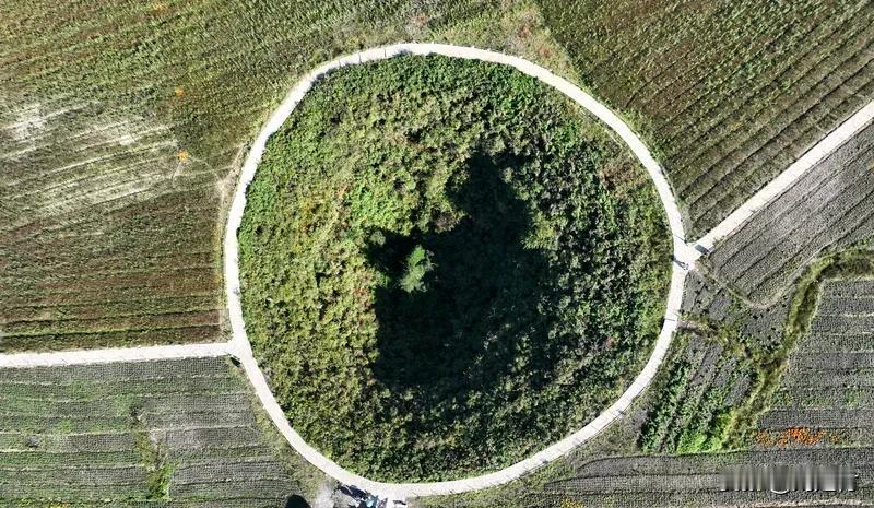 土耳其中部出现近700个巨大天坑 土耳其中部惊现近700个巨大天坑，农业区状况堪