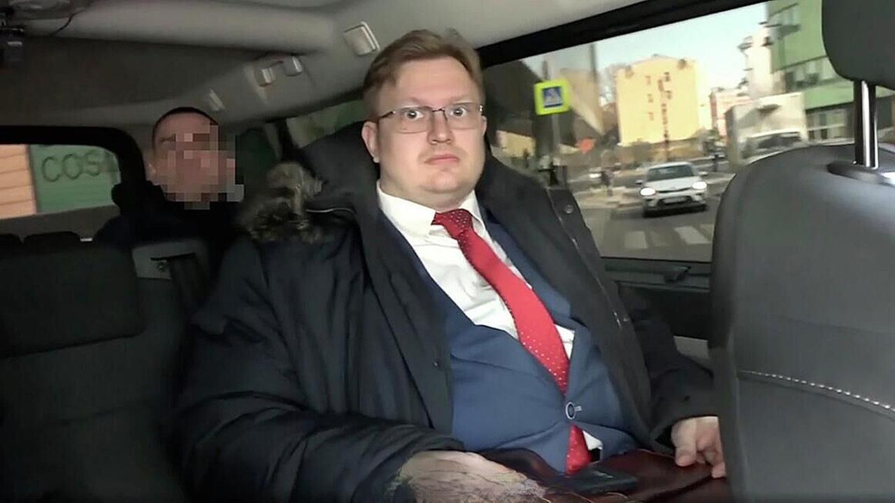 俄罗斯驻美国休斯顿总领事馆的一名外交部前雇员阿尔谢尼·科诺瓦洛夫因向美国情报部门