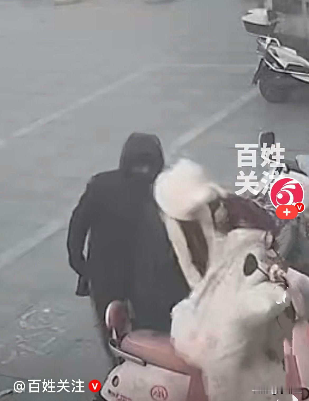 这真是神偷，8秒钟就偷走了手机….
 近日，河南一女子刚从店铺出来，把手机放入了