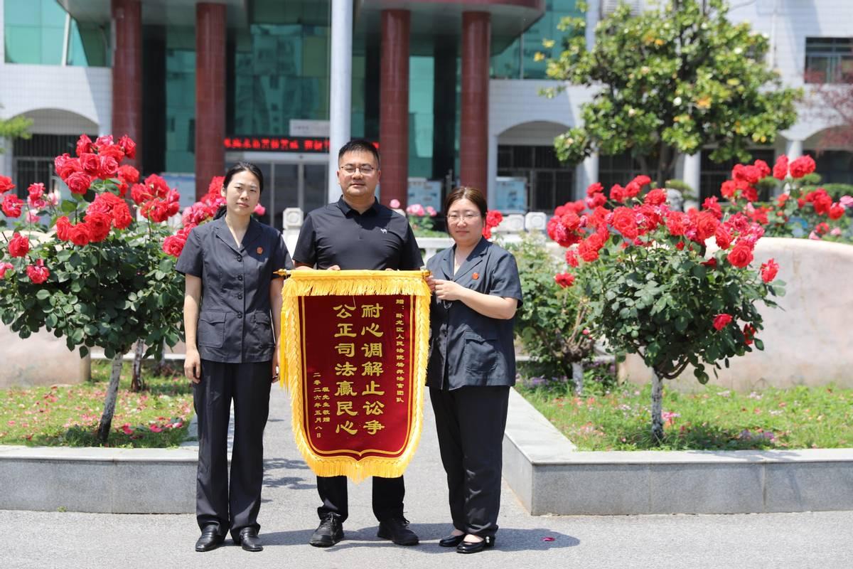 看到前门挥手，后门提行李，你第一反应是什么？区别对待？高下立判？别急。
特朗普从