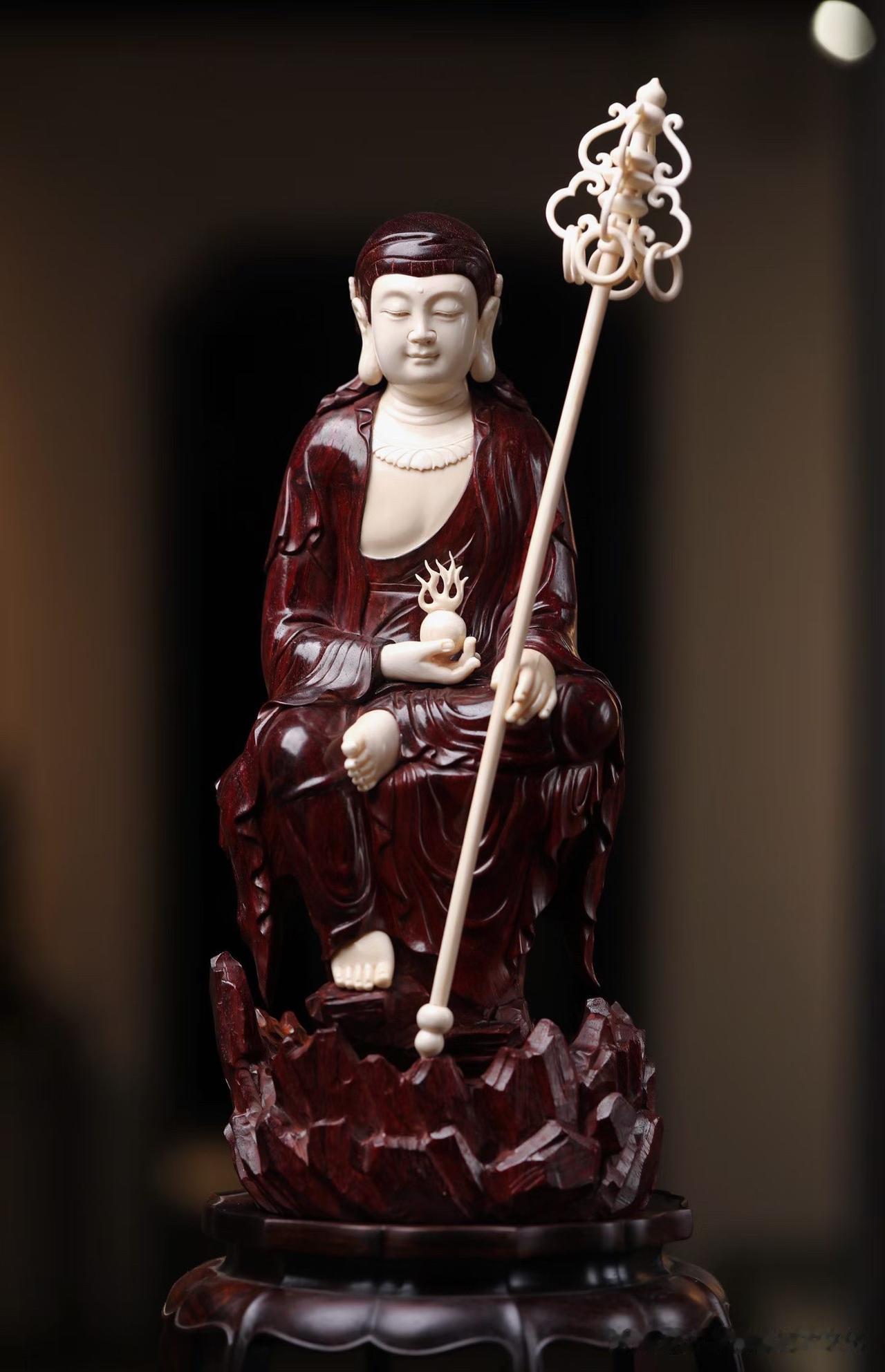 小叶紫檀×猛犸｜地藏王菩萨

有些作品，第一眼看的是材质；再看，却会被神态留住。