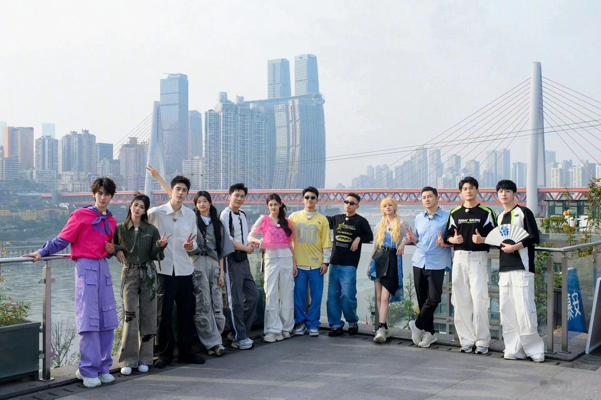 #李晨发了跑男大合照# 怎么有一种旅游全家人一起拍游客照的感觉哈哈哈哈哈哈，光看