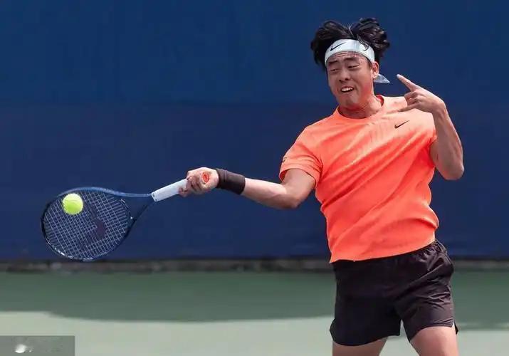 🇭🇰黄泽林5-7,6-3,6-4莫勒🇩🇰
决胜盘1-3翻盘
晋级美网资格
