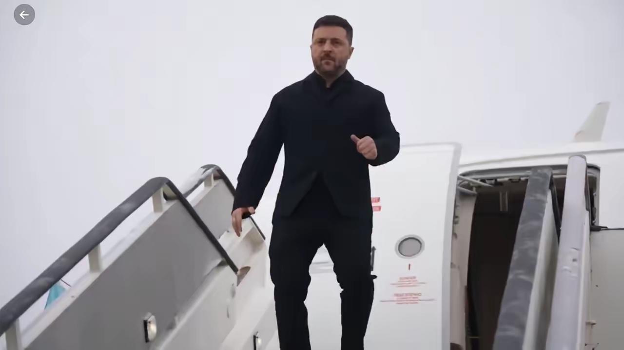 乌克兰总统抵达瑞士，出席达沃斯论坛峰会！只见他一个人走出机舱，接机人员零零星星的