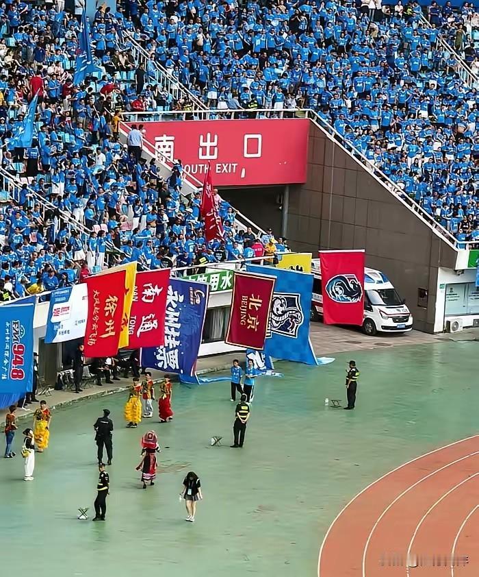打脸了，江苏13太保被打脸了！
    “湘超”长沙和永州比赛，江苏13太保组队