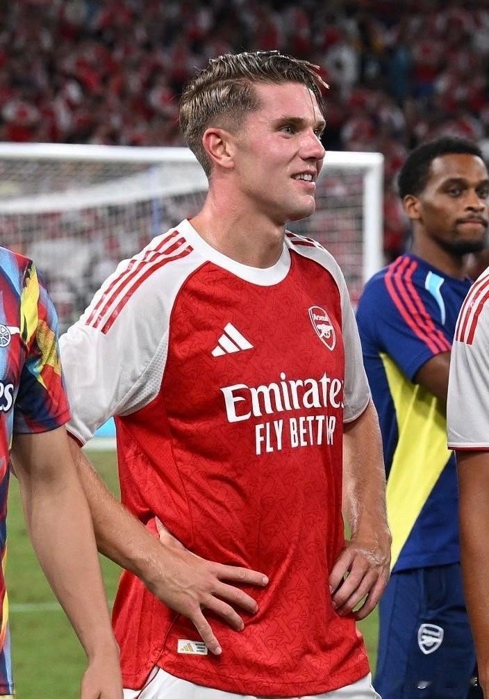 据悉，哲凯赖什已觅得心驰神往的佳人，据传两人正在交往。

她现居美国，将移居伦敦