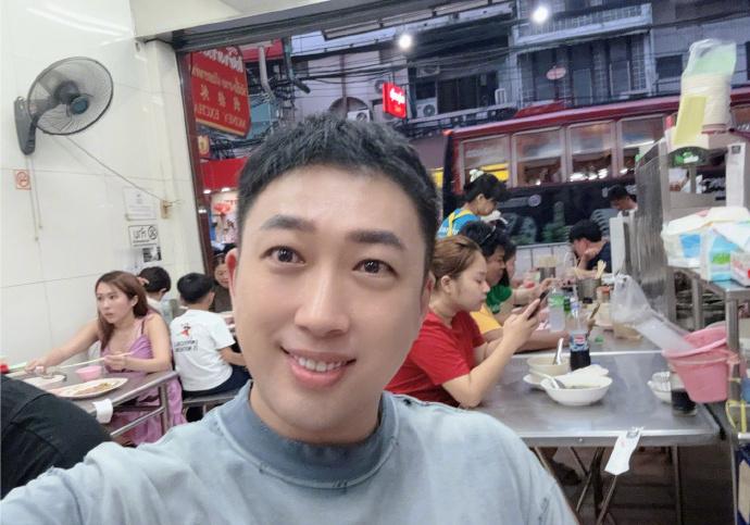 于正真的认为他自己长得很帅吗？头型跟个卤蛋似的 ​​​