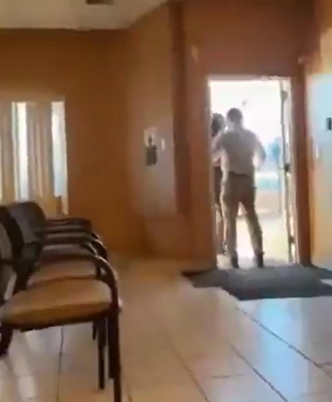 ICE这次更牛了，开始硬闯厄瓜多尔驻美国的大使馆了。

ICE给出的理由是，怀疑