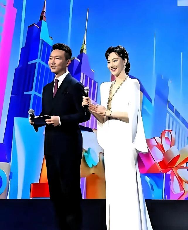 央视又出圈！康辉搭档的女主持，颜值惊呆路人，网友：这才是央视该有的脸！颜值与气质