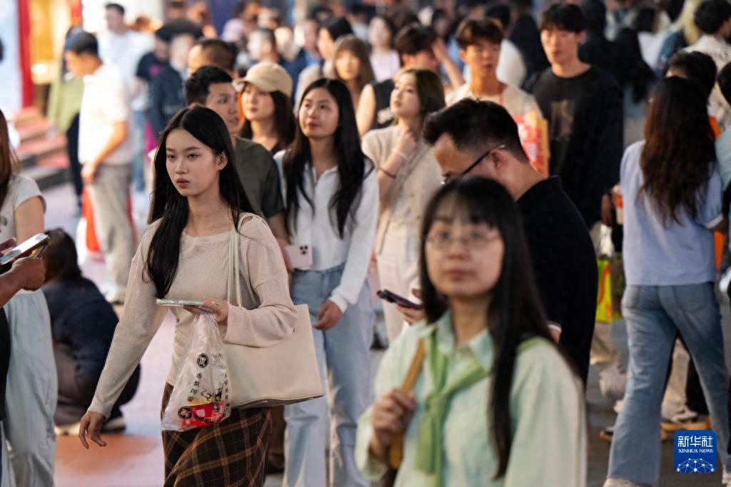 长沙人是瞒着我们进化了吗 凌晨三点的解放西，人流密度不输早高峰。长沙夜消费占全天