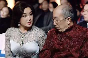 刘晓庆穿高开叉裙与雷恪生同坐，被偷看好尴尬。