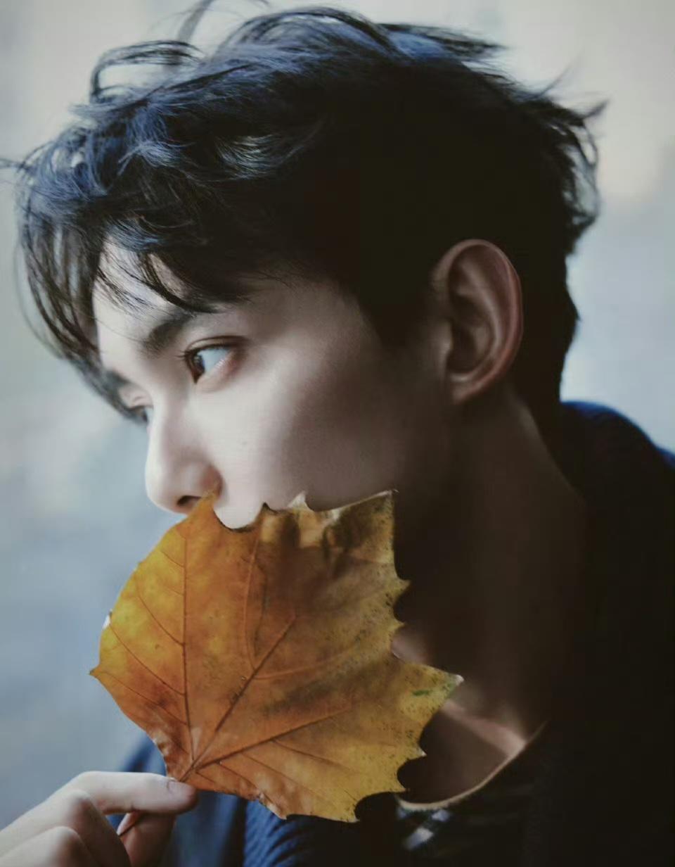 吴磊真的既有男人的成熟感，又有男孩的纯真样！

大概因为童星出道，吴磊算得上是很