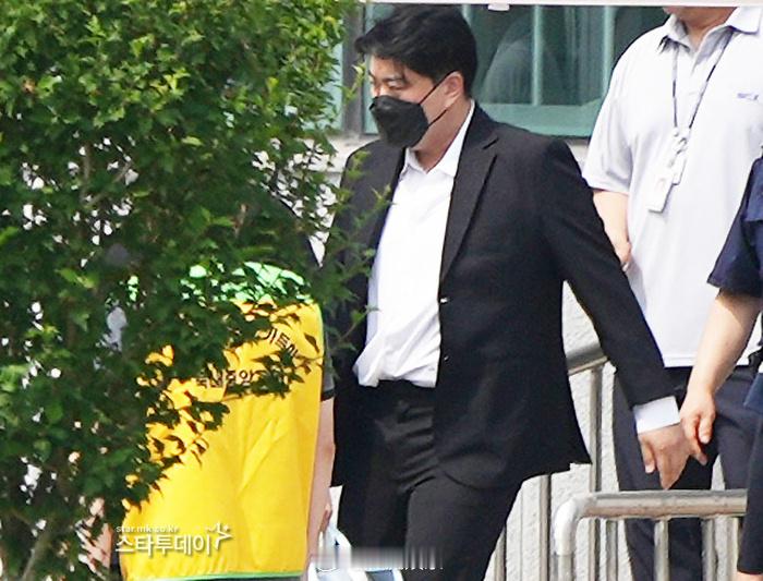 【因涉嫌酒驾肇事逃逸而服刑的歌手金浩中向粉丝致歉】金浩中表示“我再次感受到，我的