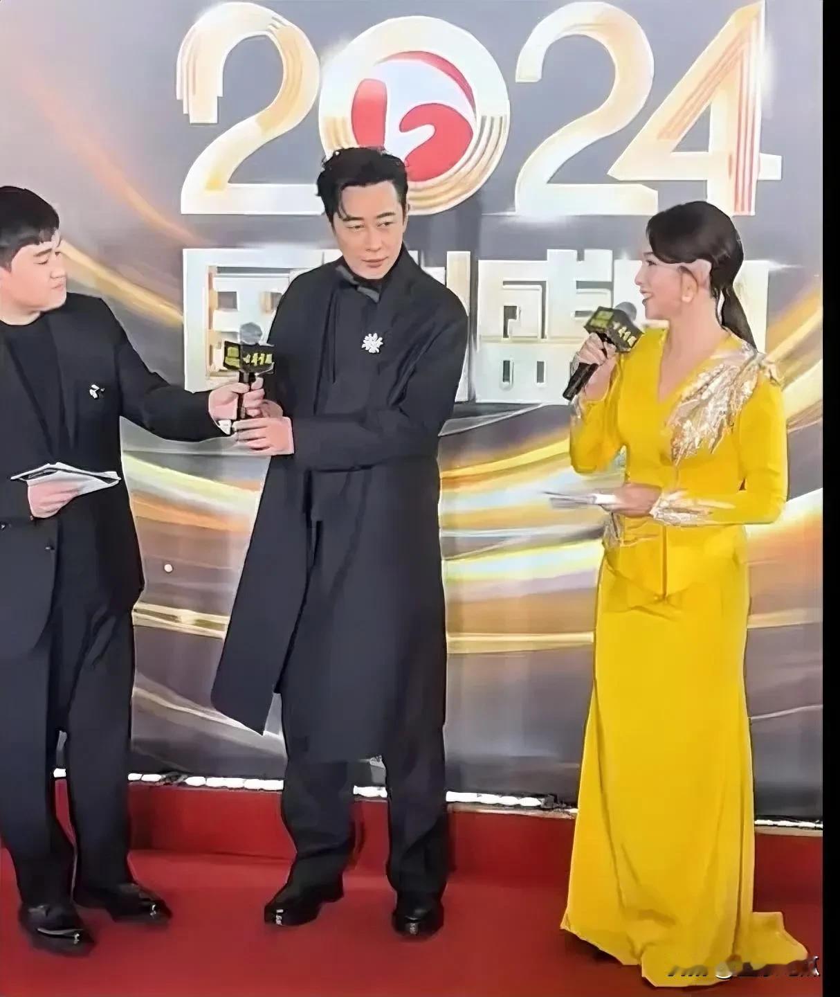 罗晋现身活动现场，一身剪裁得体的礼服，将他挺拔的身形完美勾勒。镜头下的他五官精致