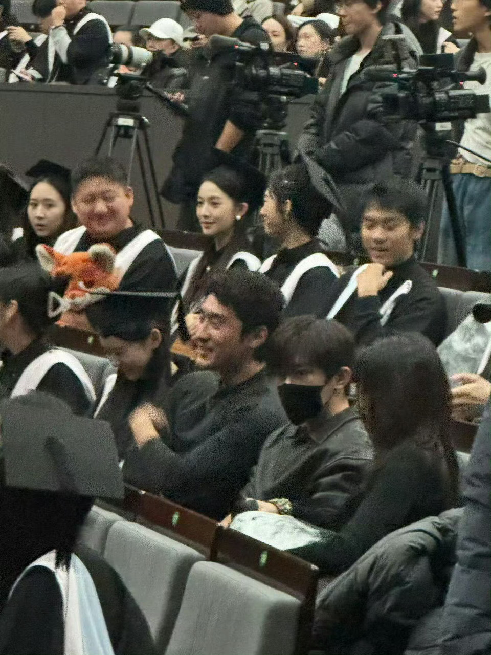 易烊千玺真的回中戏参加补办的毕业典礼啦！！学生玺👨‍🎓 ​​​