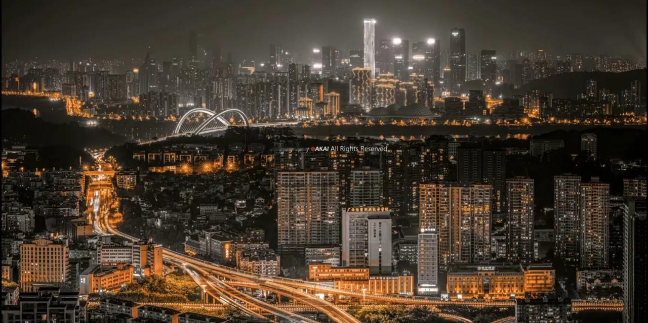 看这样的城市夜景，你觉得城建方面输给珠三角地区吗？能猜出是哪座城市来不？[呲牙]