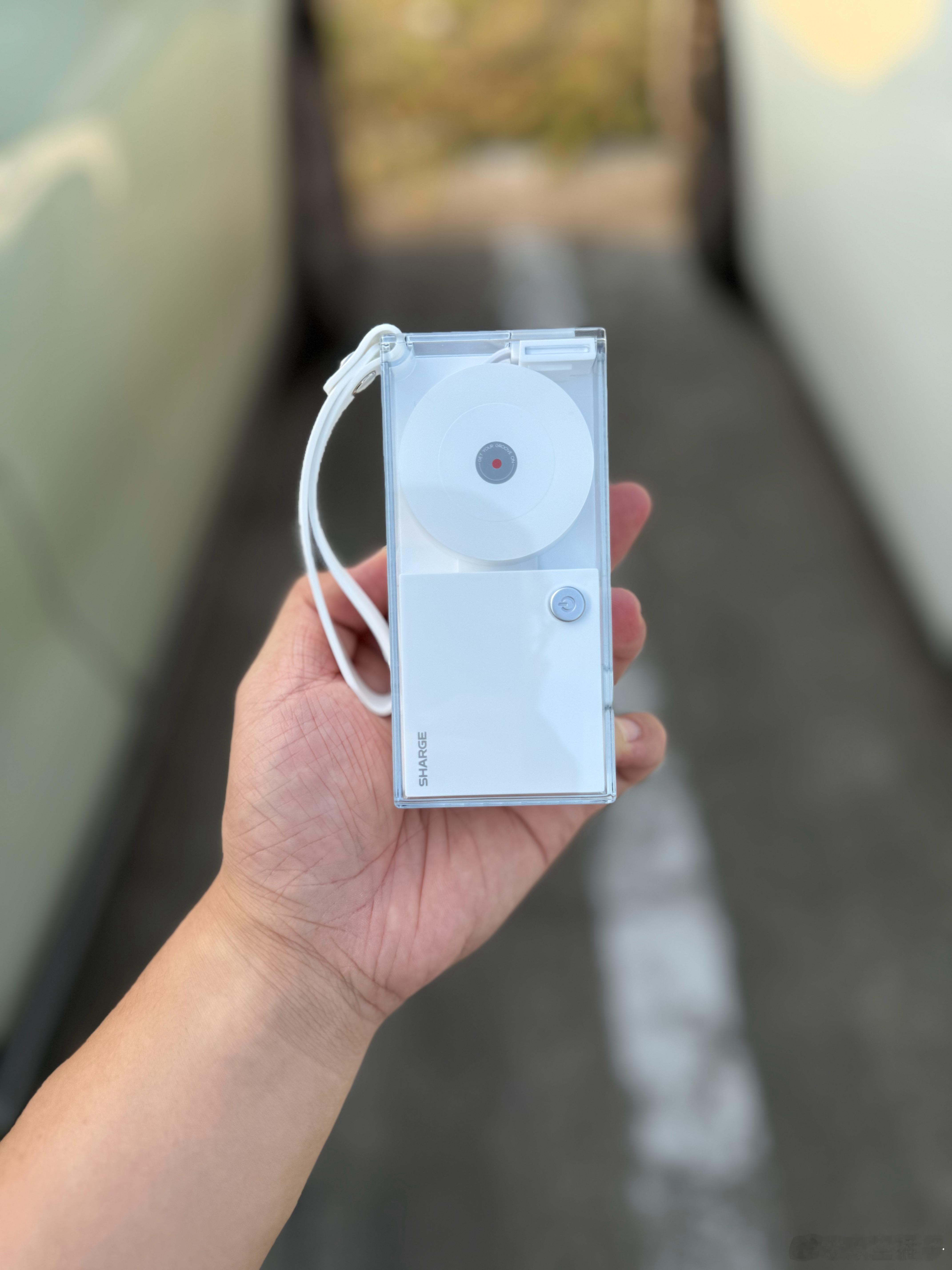 闪极新出的三合一充电器真不错外观好看，Less is More的风格，拿在手里就