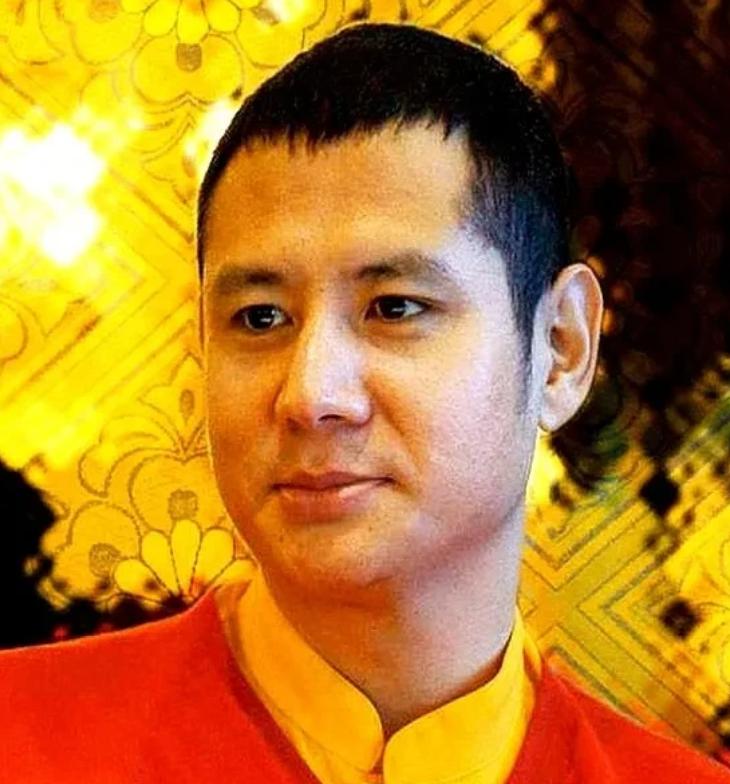 关淑怡也挺不幸的，相中了一个不丹活佛，36岁做了单亲妈妈。

儿子如今19岁了，