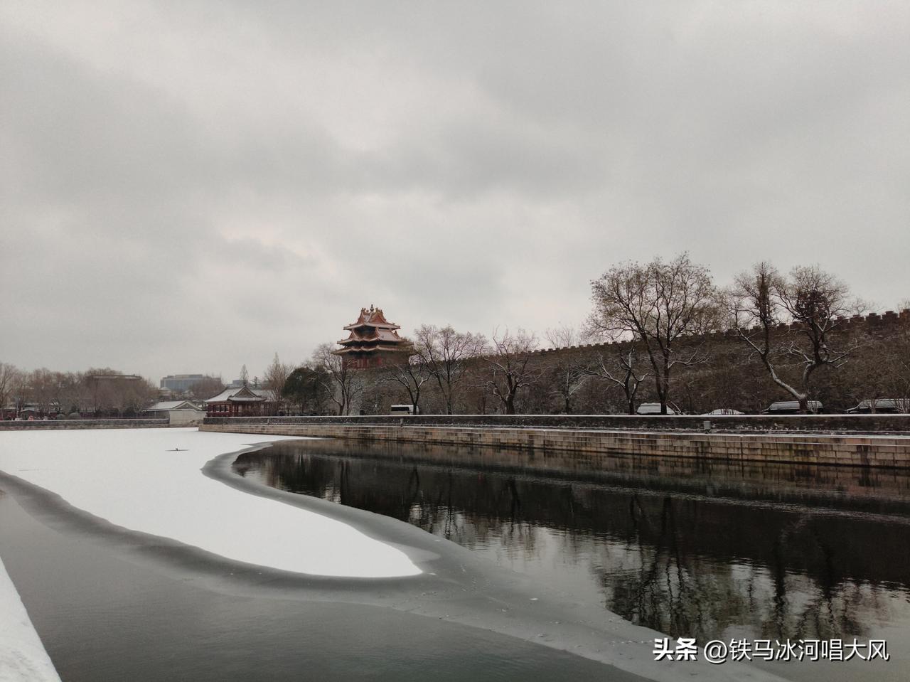 乍暖还寒时候，回看亲手拍的雪后紫禁城的定格，先是感慨其独特的韵律之美，再品，却记