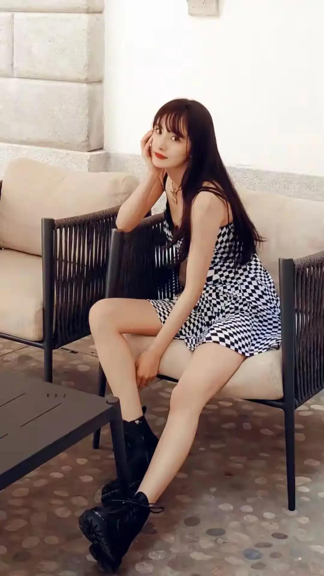 她彻底告别「演员」这个身份了。
 
你看见她在红毯微笑。没看见她上个月成立了个人