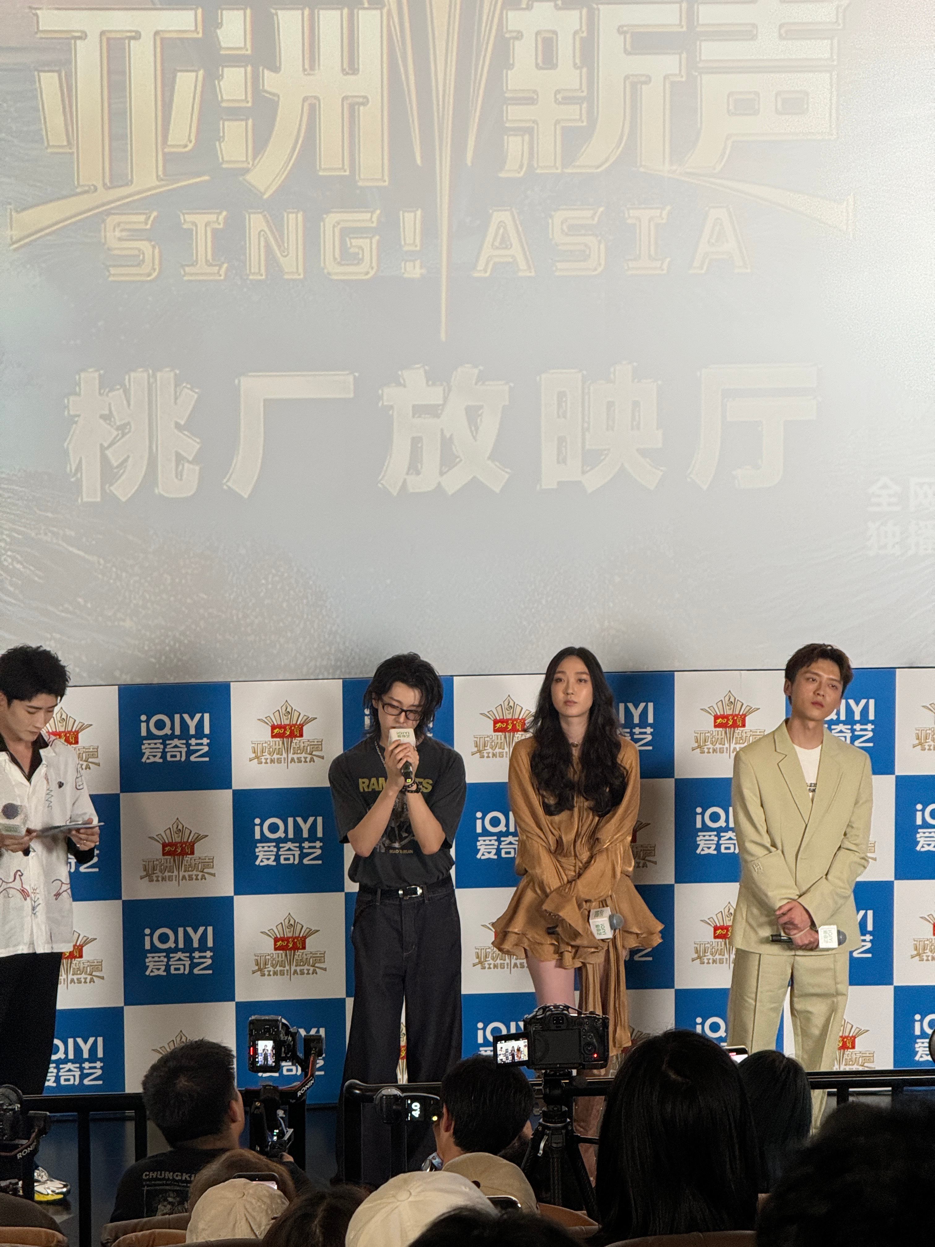 太久没看到很纯粹的“vocal”的舞台了！刚刚提前看了第一期，音乐总监是梁翘柏，
