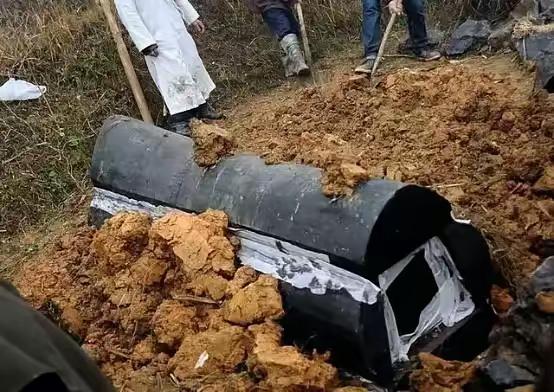 土葬不一定是最好的！人死后身体还是活的，99%的人根本不知道，其实人在死后埋入地
