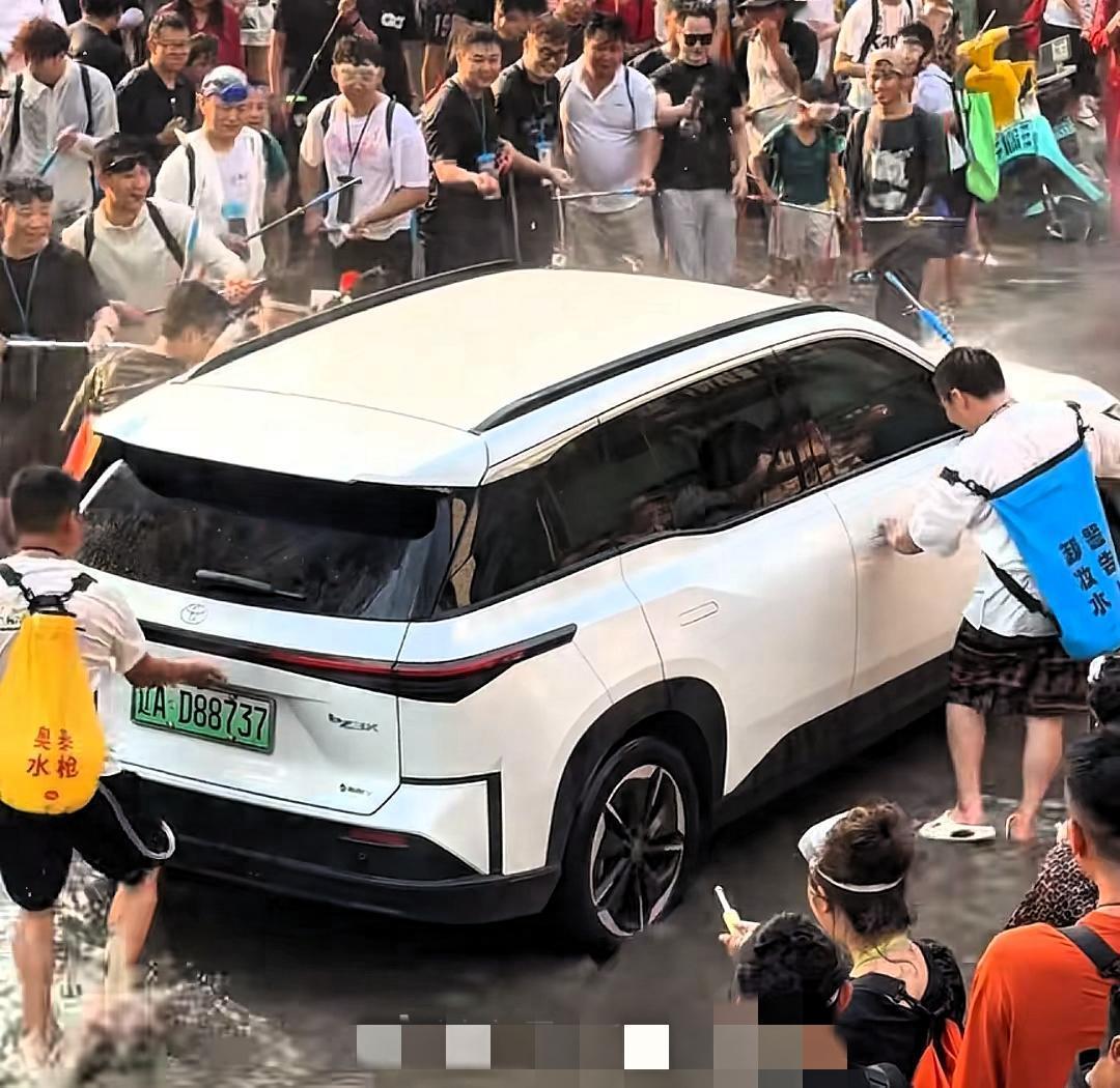 泼水节拉车门重点人员该管管啦。。。。

4月14日，魏先生一家四口自驾途经景洪市