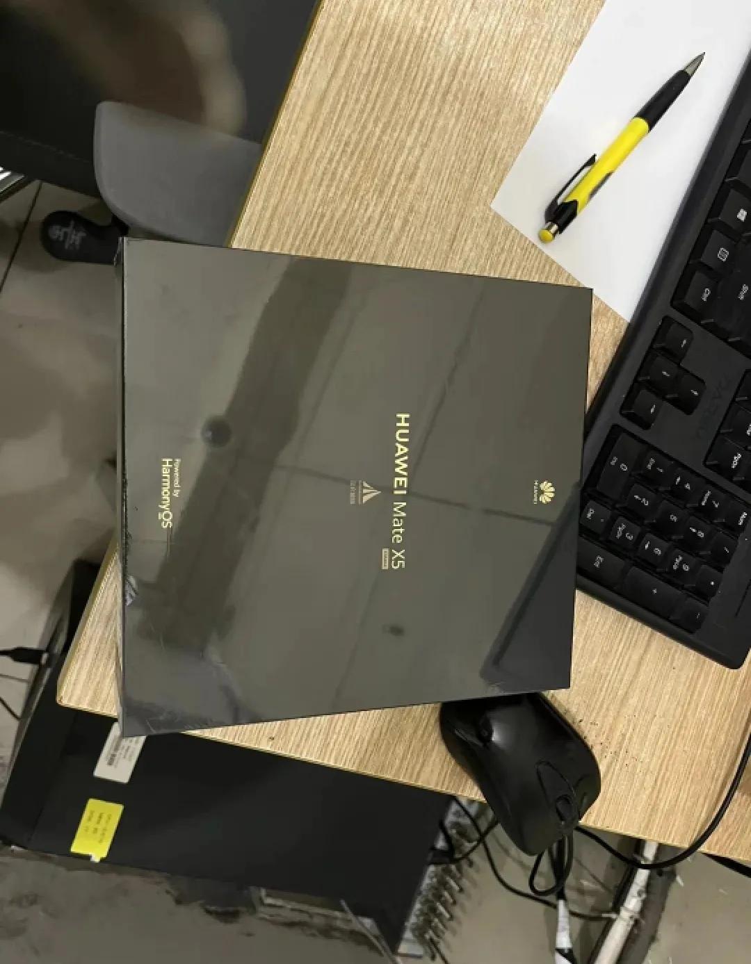 华为的折叠屏，不论性能还是硬件怎么样，就是有一种很神奇的魅力，你拿着不论是哪一个