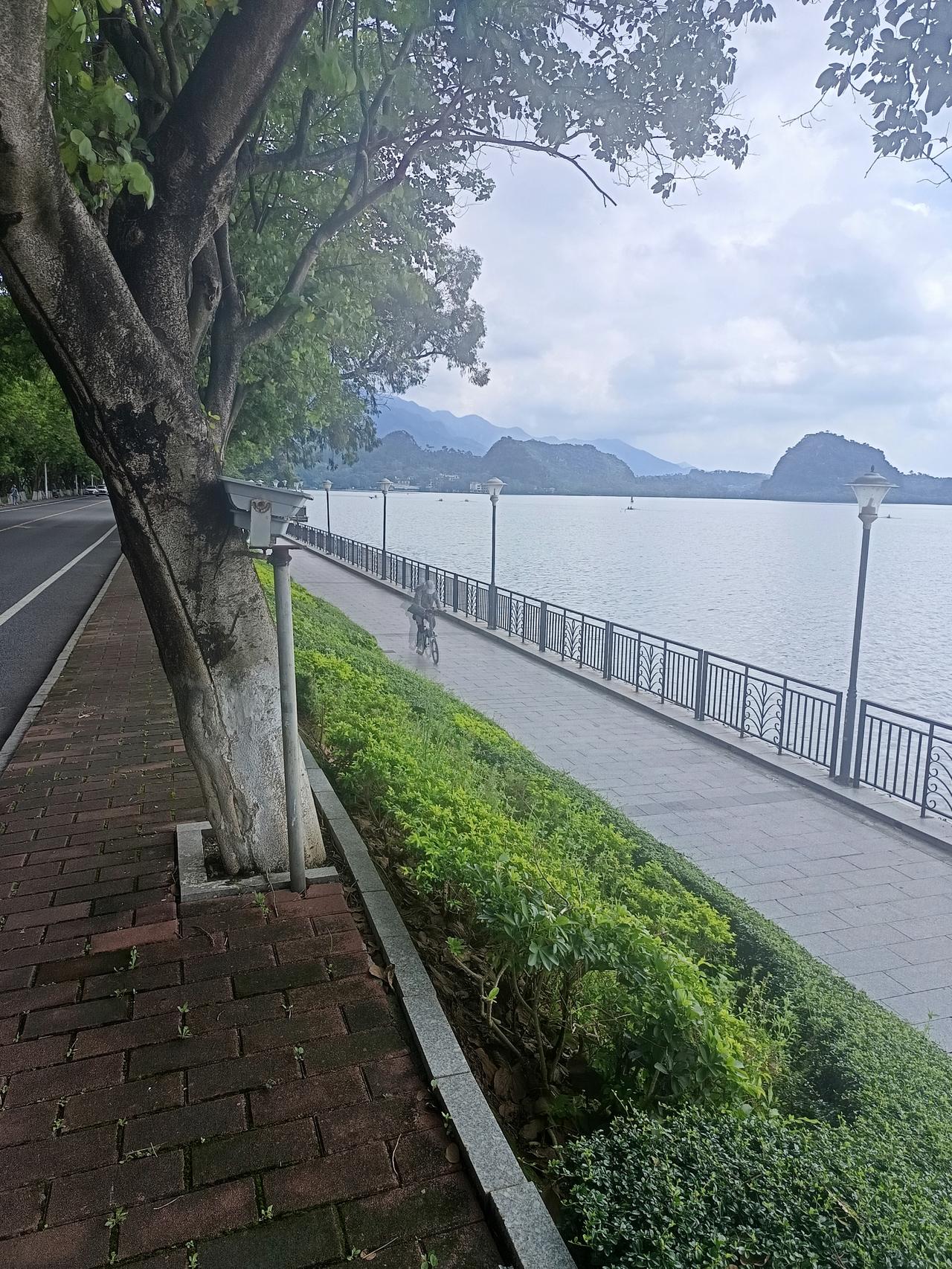 家人们谁懂啊，这里就是肇庆的七星岩风景区了，这里环境优美，空气清新，适合养老养生