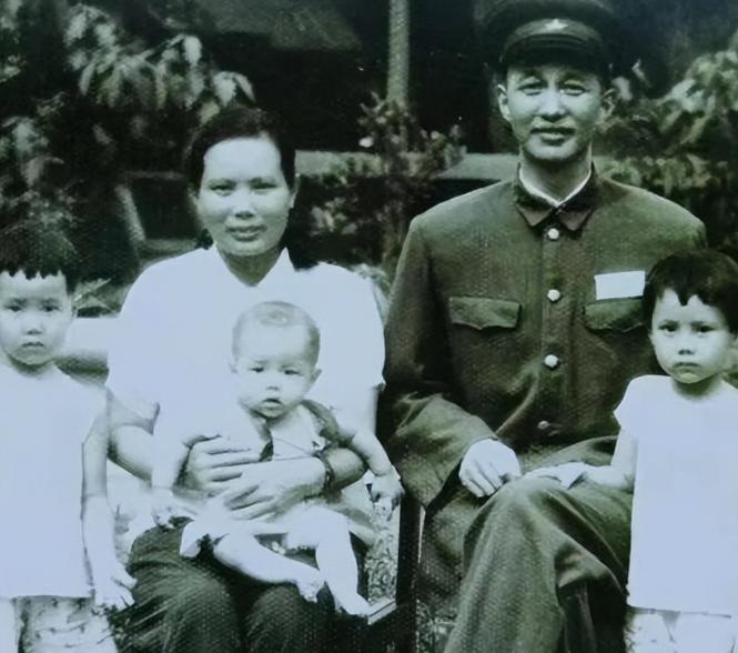 1936年，洪学智看上了女兵张文。谁知，张文却嫌弃洪学智满脸麻子，本想婉言谢绝，