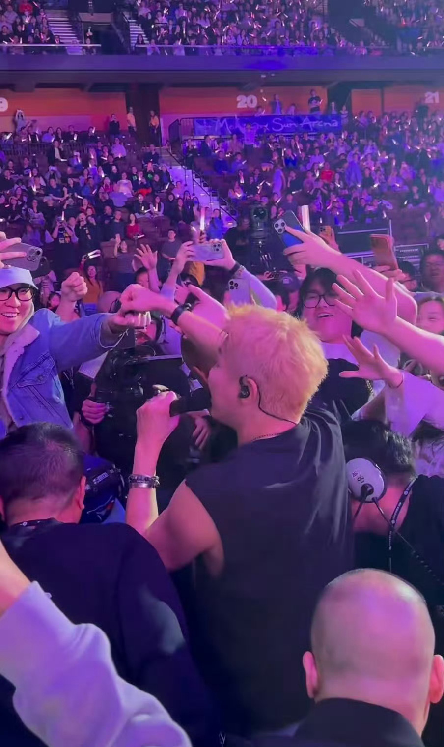 陶喆 我的票里不包含被摸陶喆演唱会诚意拉满，与粉丝真实互动，那氛围超暖。虽有“我