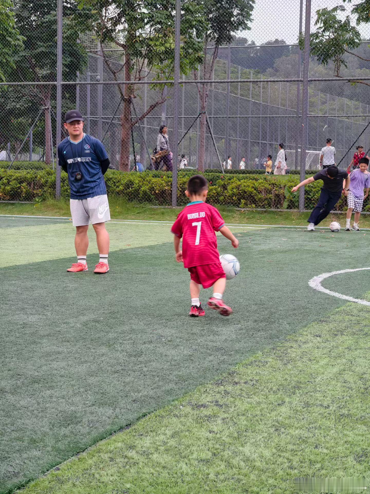 小孩哥同意去上足球课了今天先去体验一堂课但是不靠谱爸忘了这事了他球鞋和球服都在我