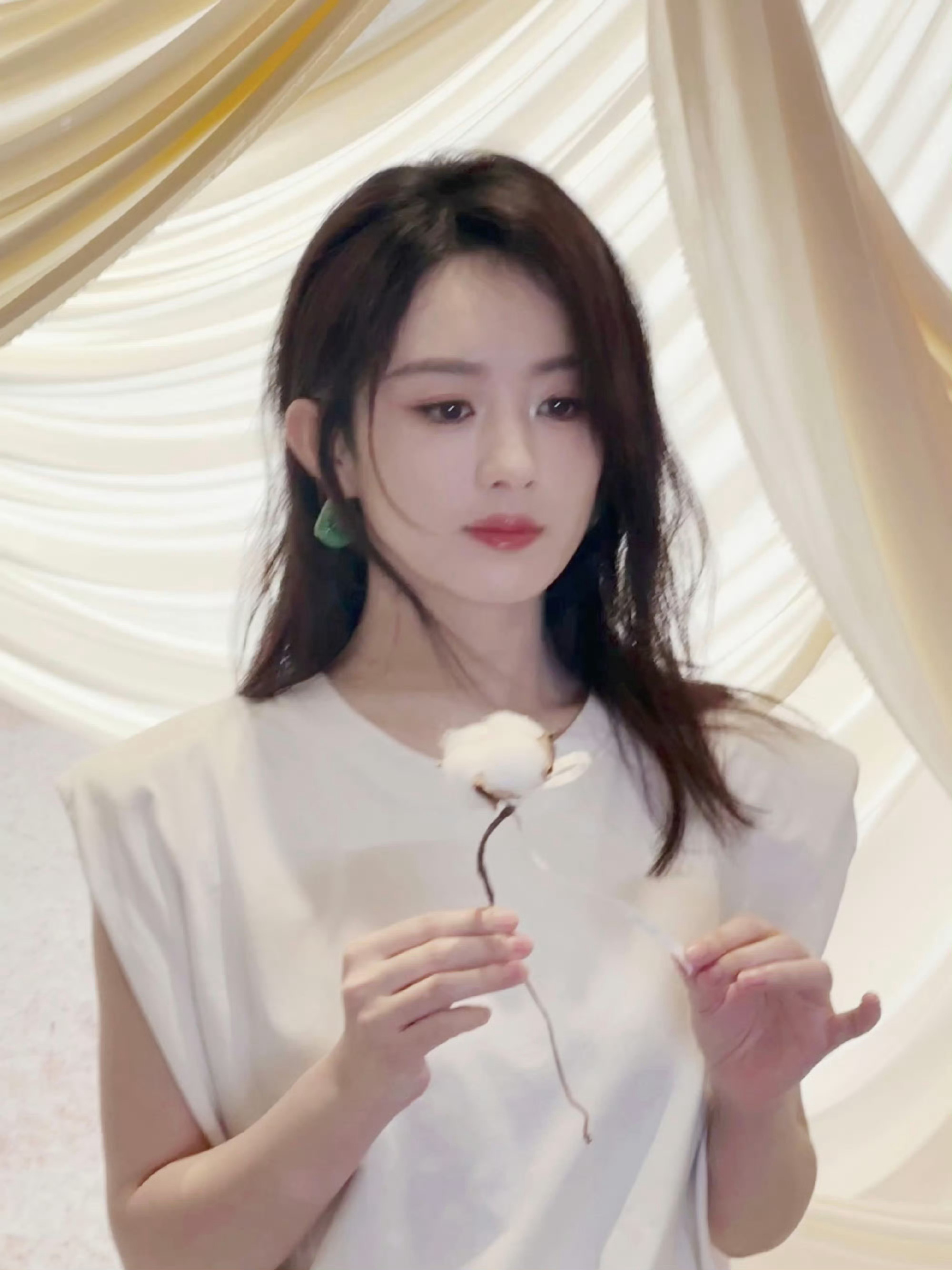 #赵丽颖工作室发了live图#一朵唯一纯白的茉莉花[哇]#赵丽颖温柔白裙# ​ 