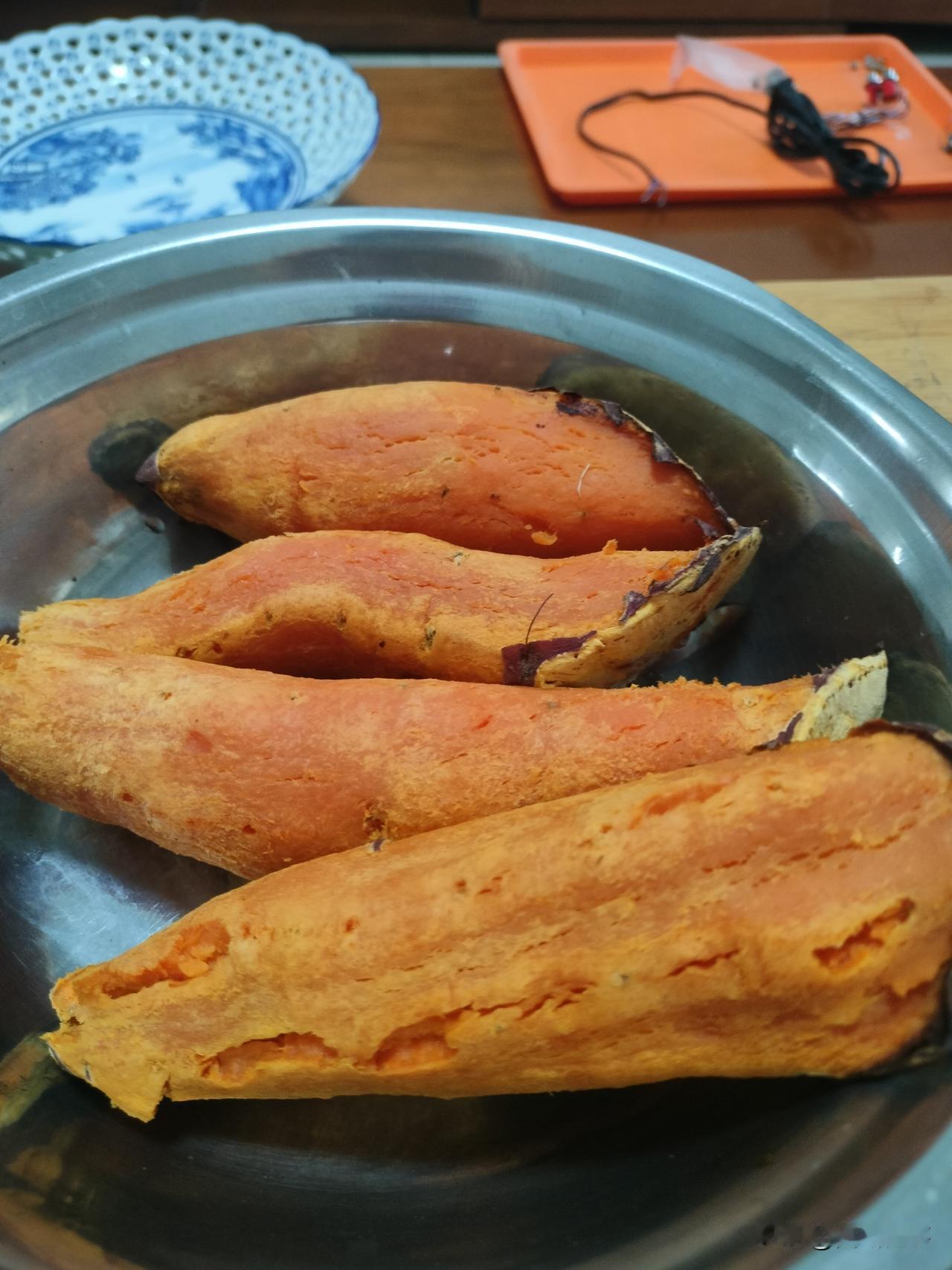 烤红薯好吃呀，尤其是火炉里焖烤出来的好吃，外皮都烤出糖稀的那种？但是家里头是没法