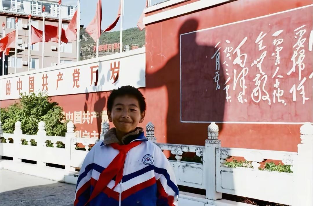 这张照片可以获奖。他的身后，是一整个国家的来路与初心。 ​​​