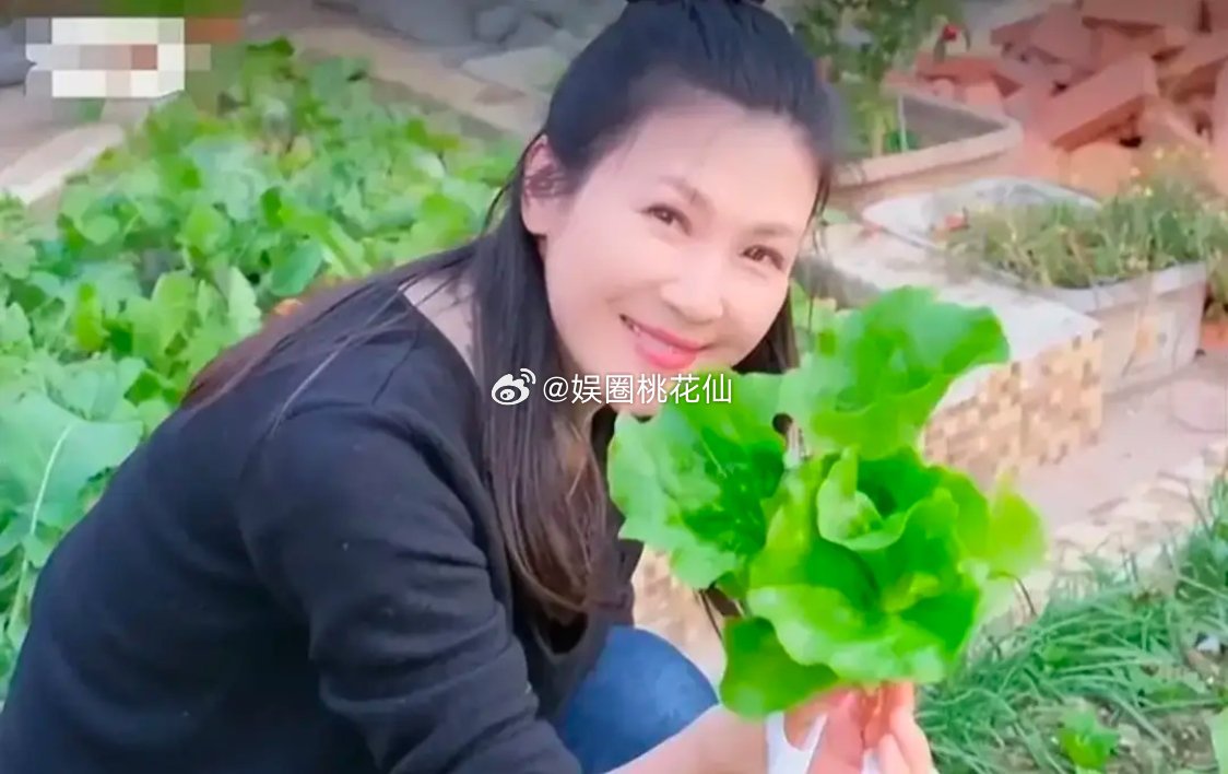 46岁童蕾近况曝光，带女儿回农村住平房，亲自种菜日子十分勤俭！！！ 