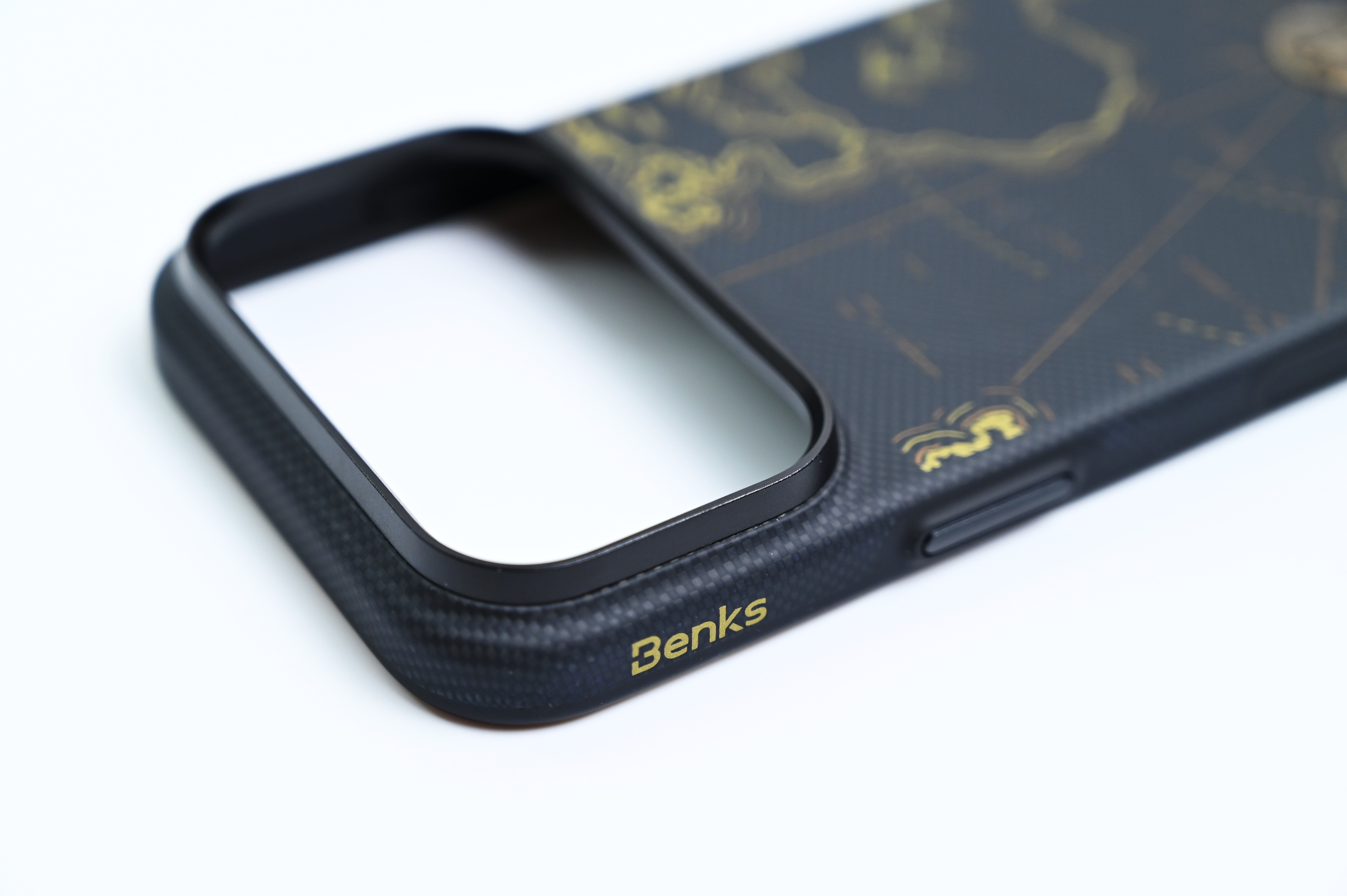 最近给手机换壳上瘾，又给我的iPhone17 Pro搞了一个倍思臻盾X1 时间之