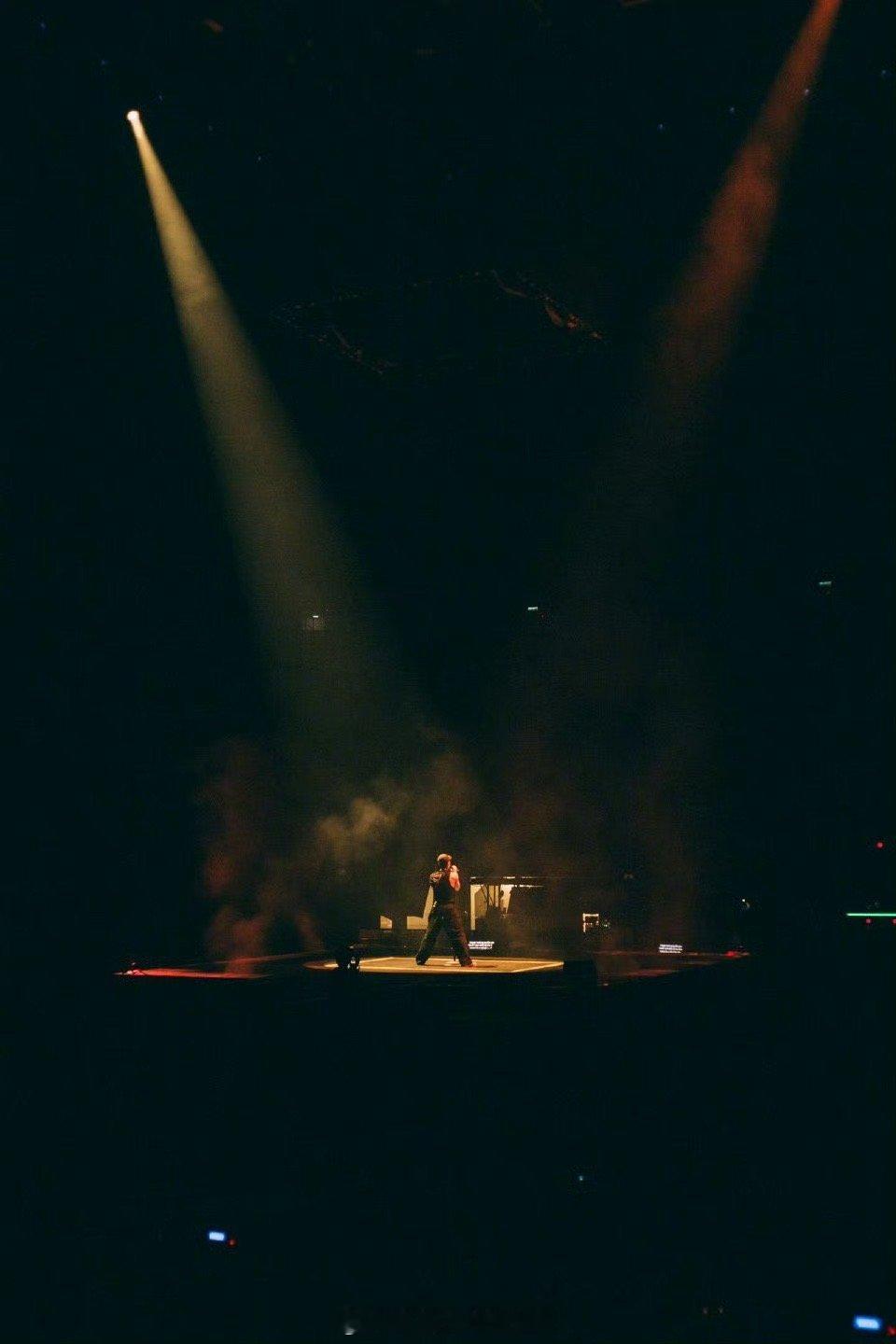 王嘉尔一口气晒21张巡演日常 谁没被这21张图里的细节打动！王嘉尔和粉丝击掌时会