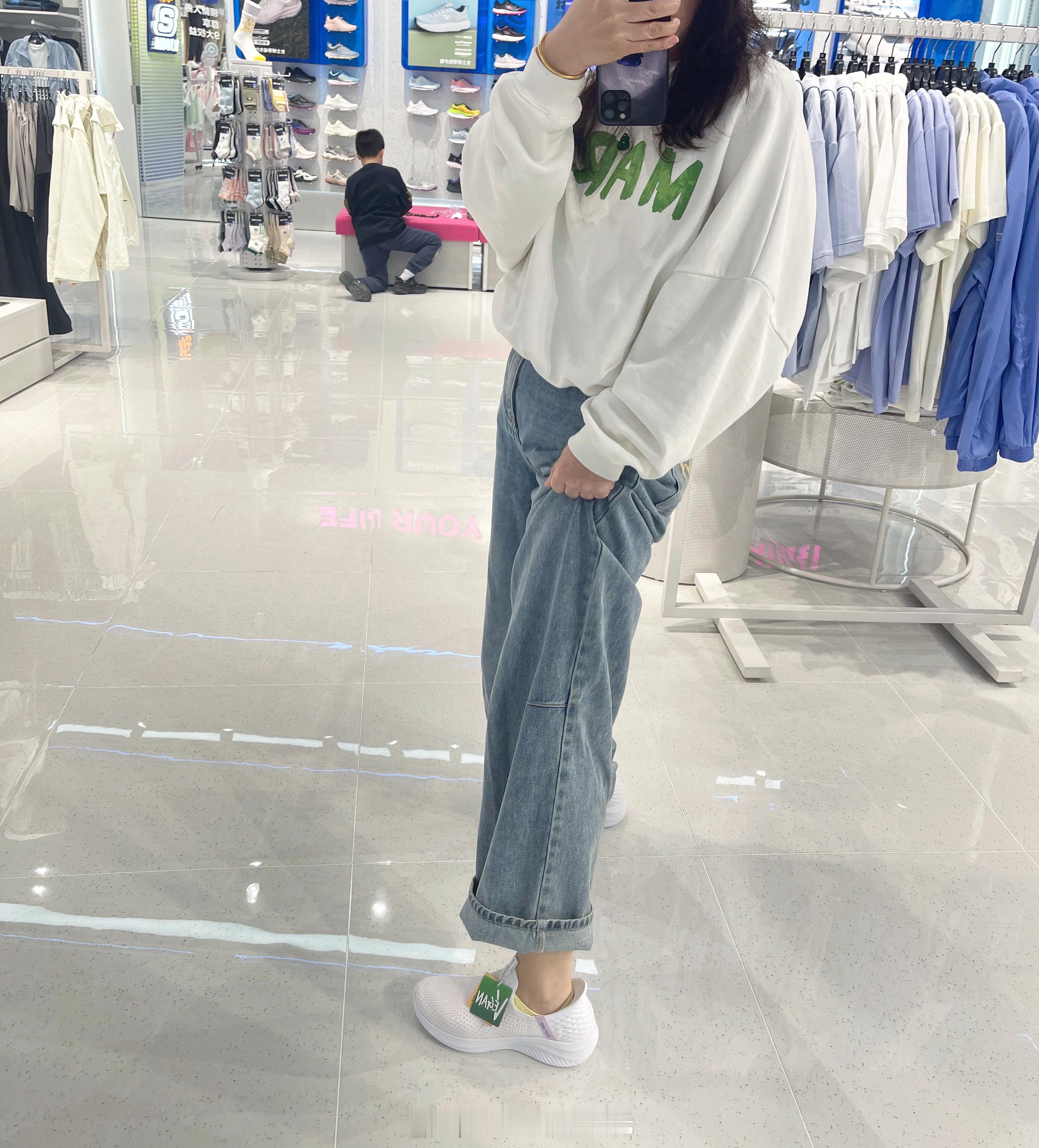 #斯凯奇品牌代言人成毅# 终于有时间来线下了，带了母上大人来扫货。一共入了三双，