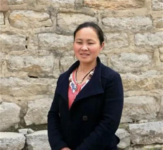 1994年，18岁的女孩被人贩子卖给老汉为妻，付钱时，人贩子却要多收100块。