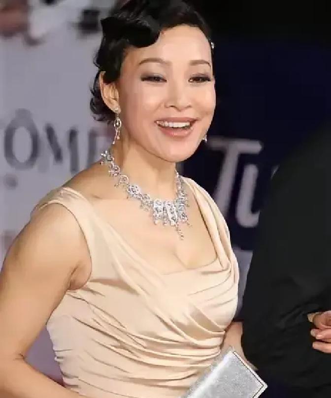 26年了，她从没提过一句。
你以为是“冷漠”？
不，这是人性至高无上的尊严。
1