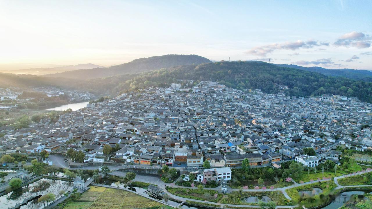 云南腾冲有一个和顺古镇，我喜欢上了这里！[飞吻]

古韵悠长和顺镇，
青砖黛瓦映