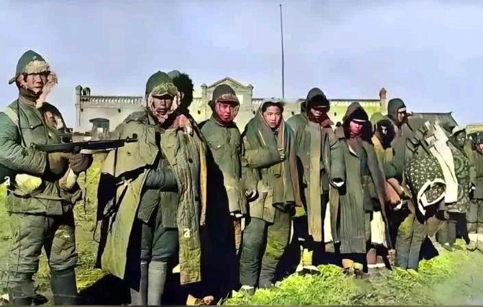 1949年，被解放军俘虏的6名国民党空军夺机叛逃，并掳走3名解放军，当他们驾机抵