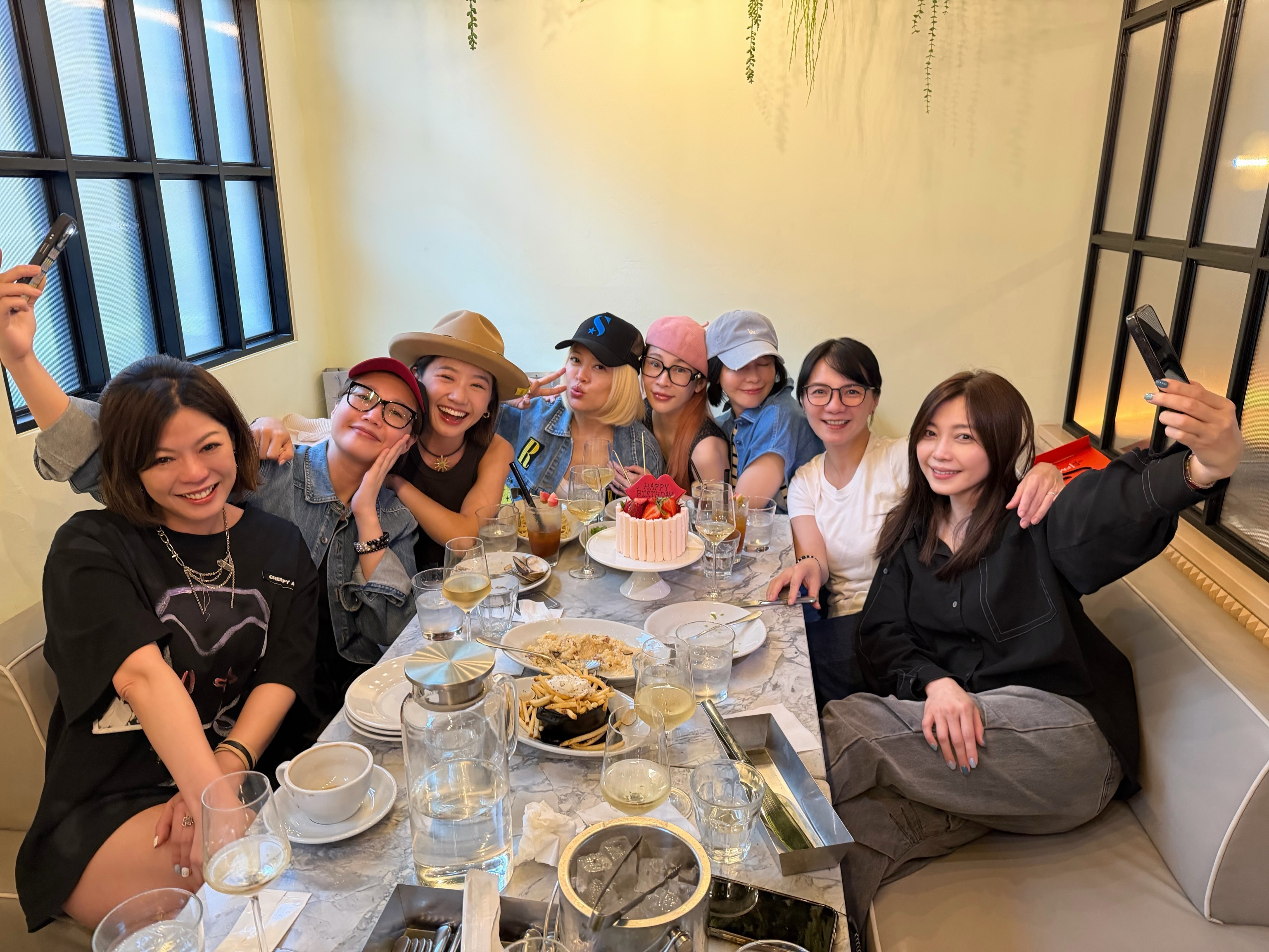不是！双面人LuLu是怎么加入这种天后社交圈的？！不过看到温岚出院状态不错大家也