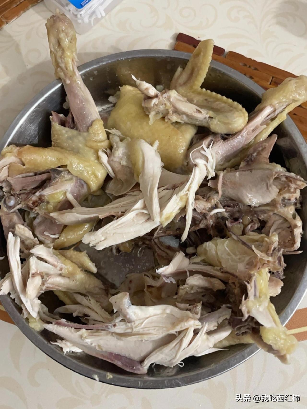 带女朋友回家吃饭，我妈让她学做我爱吃的菜
上次带女朋友回家吃饭，我妈在厨房忙活半