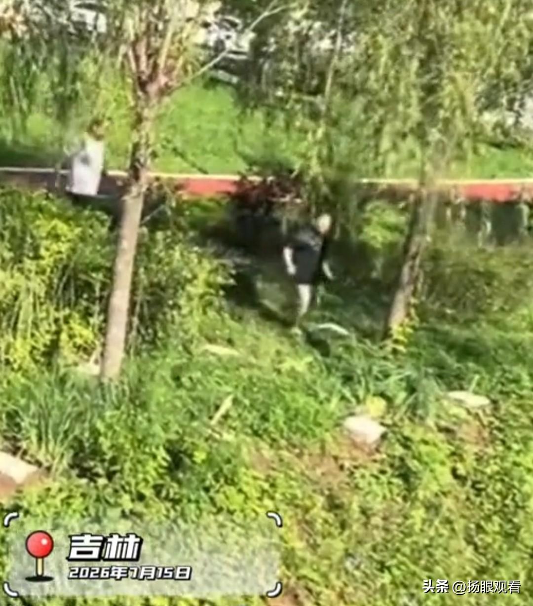 吉林白山市松江河这一幕笑翻全网！老爸气得追着儿子要教育，河边地面湿滑，没追上孩子