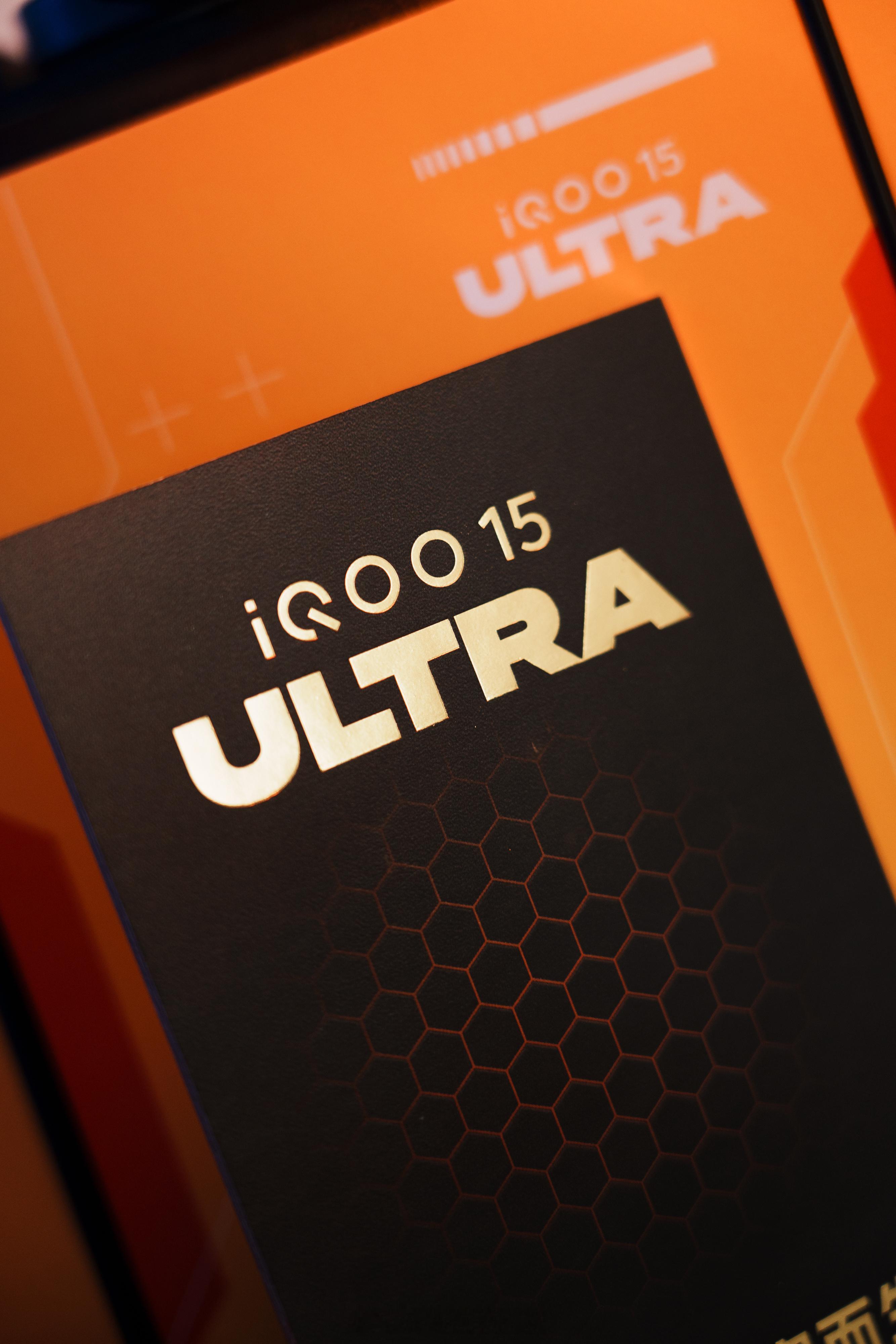 iQOO 15 Ultra发布会邀请函已签收✅里面藏着全套的直播装备:磁吸补光灯