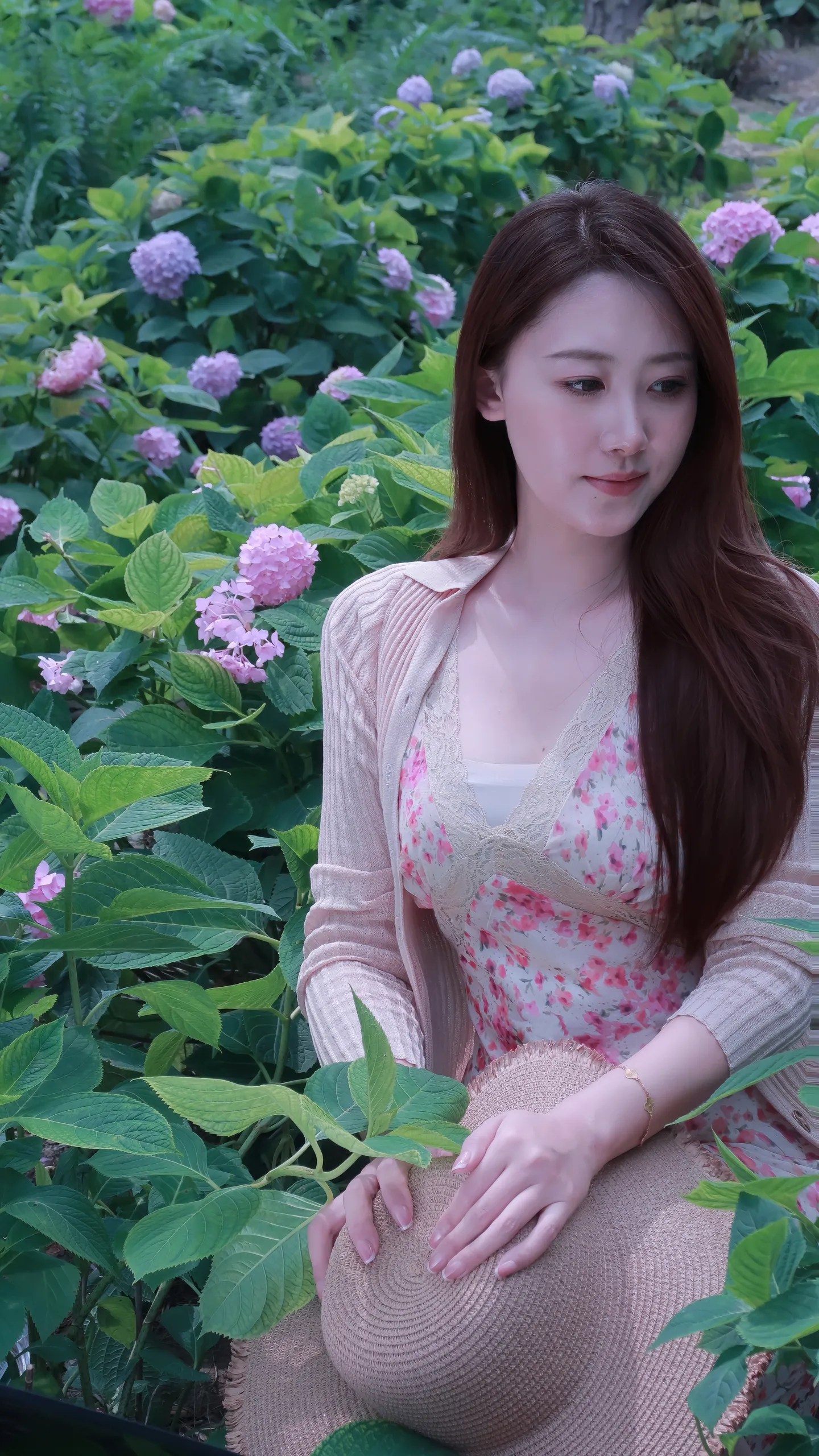 被绣球花包围的瞬间，空气里都飘着温柔的香气✨ 