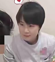 祖的妻子很漂亮！
他把妻子放在眼皮底下。
玩了一手灯下黑！


妻子也很可爱。