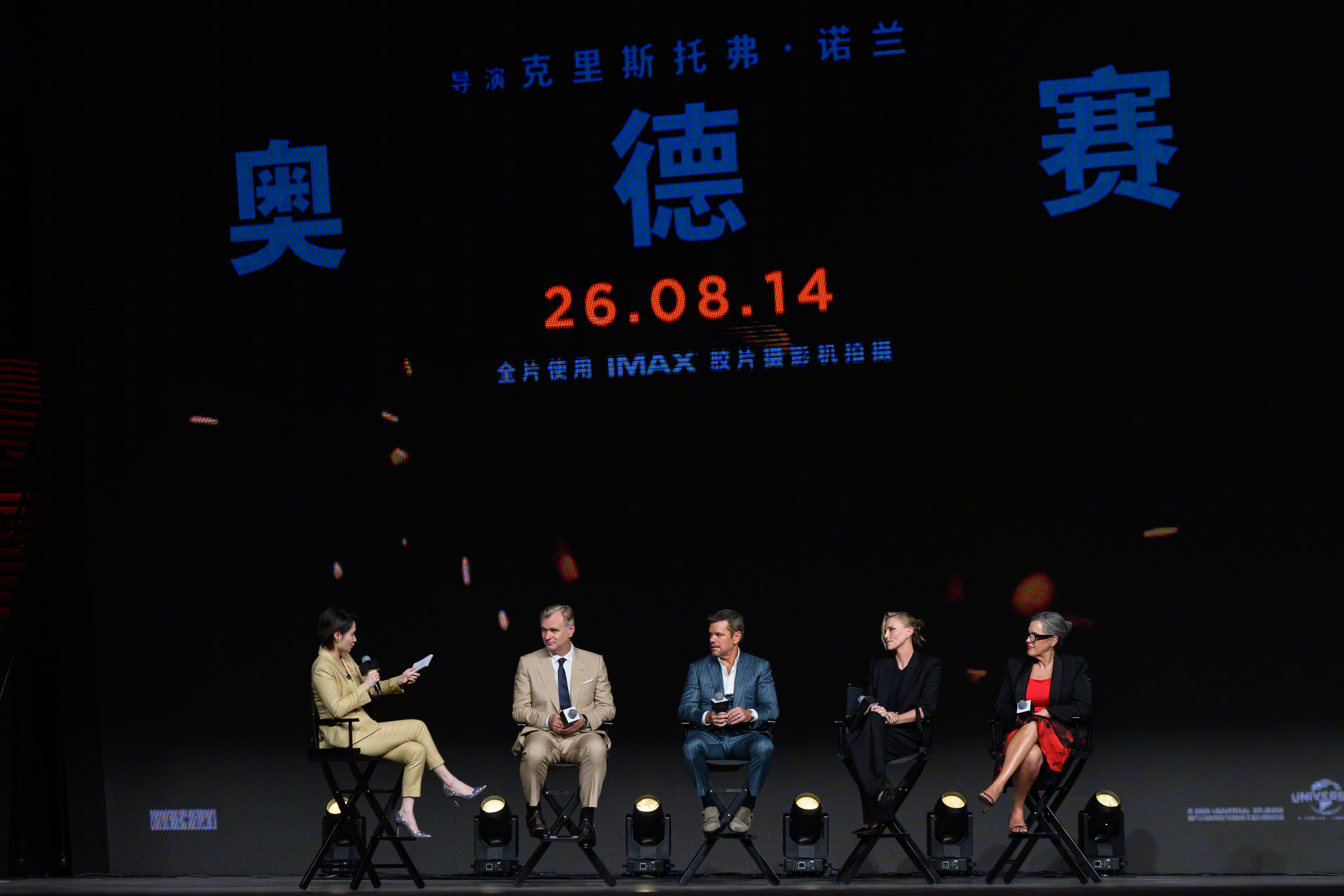 好莱坞大片在中国的首映活动，基本上都很流程很规范，大概就是走个场面，最后互送个礼
